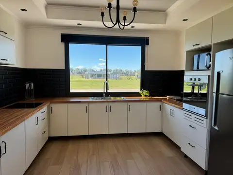 Casa en Alquiler con 5 cocheras