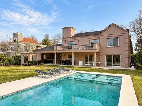 CASA EN VENTA EN CAMPOS DE ÁLVAREZ – 5 AMBIENTES