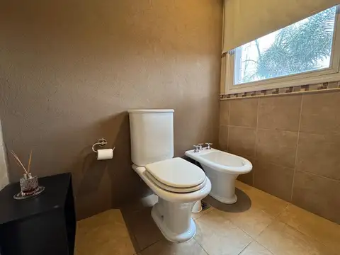 Casa 5 ambientes con 3 baños