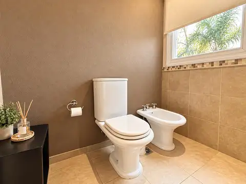 Casa 5 ambientes con 3 baños