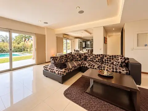 CASA EN VENTA EN CAMPOS DE ÁLVAREZ – 5 AMBIENTES