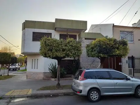 VENTA DE CASA 4 AMBIENTES EN BARRIO PILETA RAMOS MEJIA COCHERA Y PATIO