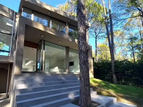 Casa 10 ambientes con 5 baños