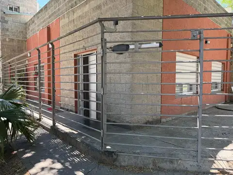 VENTA casa 6 ambientes c/pileta. Remedios de Escalada. Lanus