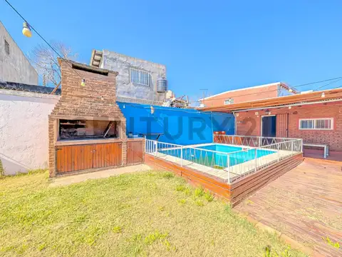 DOS CASAS-GARAGE-PARRILLERO-PISCINA