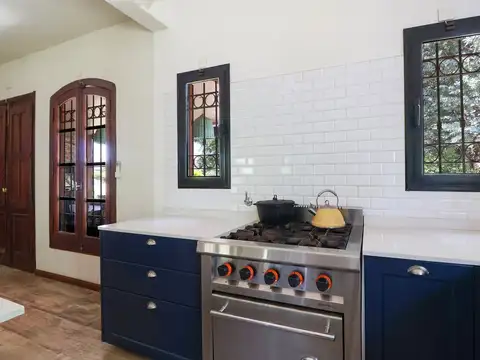 BARRIO EL CAZADOR VENTA CASA 4 AMB PILETA2 LOTES