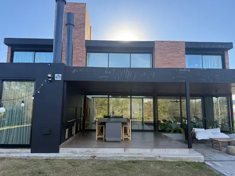Casa en Venta con 3 cocheras