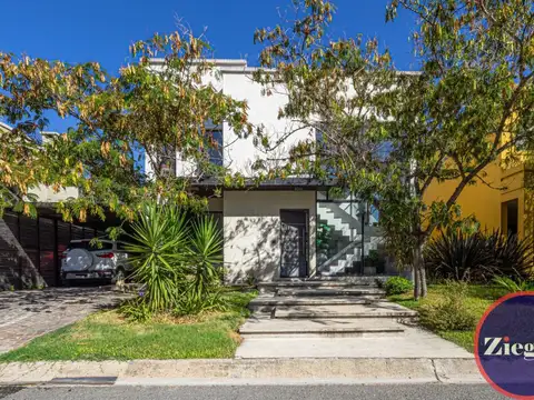 Casa en venta c/ cochera en Las Orquídeas