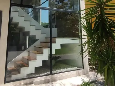 Casa en venta c/ cochera en Las Orquídeas