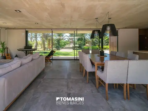 Casa en Venta con 2 cocheras