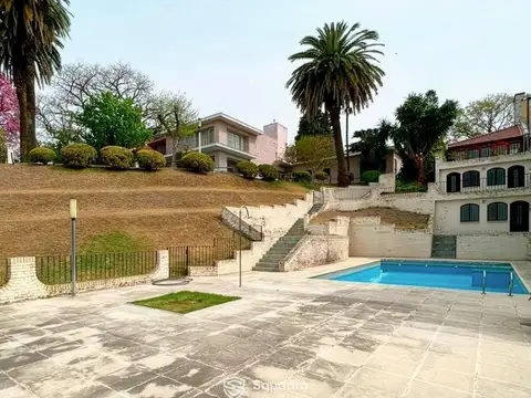 VENTA - Casa sobre la barranca de 3 dormitorios, piscina, jardín y cochera - Alberdi, Rosario.