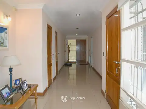 VENTA - Casa sobre la barranca de 3 dormitorios, piscina, jardín y cochera - Alberdi, Rosario.