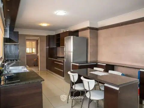 Casa 10 ambientes con 5 baños