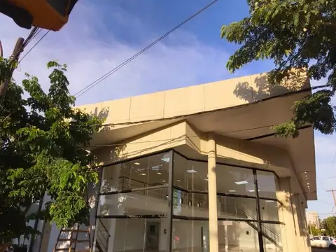 Hermoso Local En Esquina San Martin Y Planes