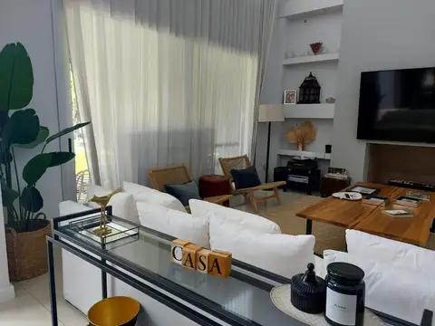 Casa en alquiler anual en Armenio,  6 dormitorios vista al golf