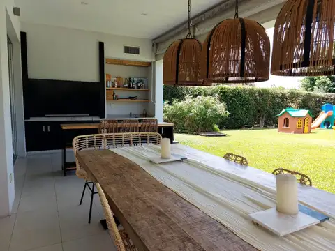 Casa 8 ambientes con 5 baños