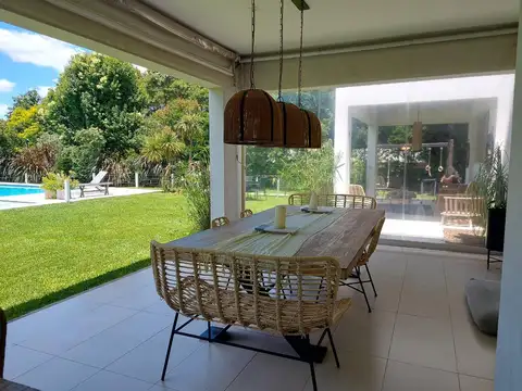 Casa en alquiler anual en Armenio,  6 dormitorios vista al golf