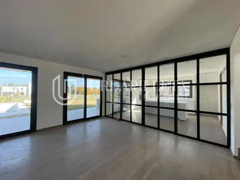 Casa 6 ambientes con 4 baños
