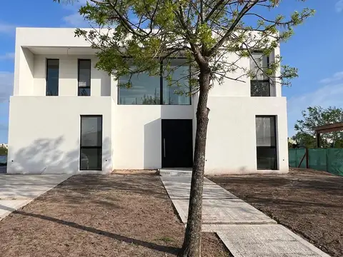 Casa 6 ambientes con 3 baños