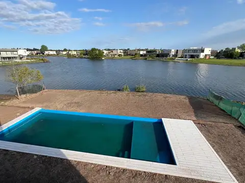 Casa en venta 5 ambientes con pileta vistas al lago y al golf, barrio el Golf