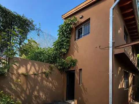Departamento tipo casa al fondo con patio   2 ambientes amplio estado impecable