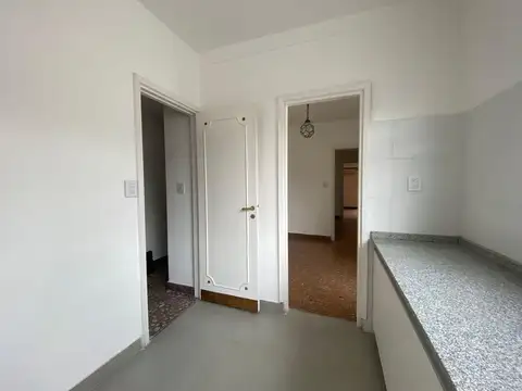 Piso 5 ambientes con balcón al frente en Caballito