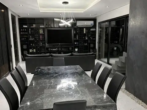 Casa en Venta con 4 cocheras