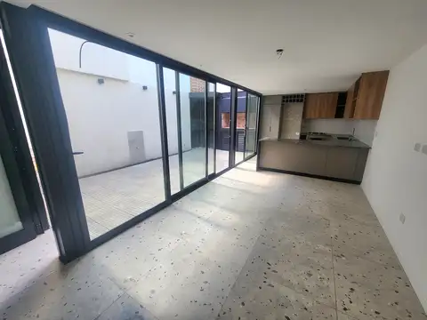 Casa de Pasillo - Dos Dorm. – Vestidor – Patio con Parrillero