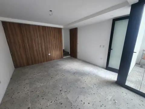 Casa de Pasillo - Dos Dorm. – Vestidor – Patio con Parrillero