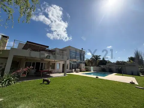 Casa en Venta con 3 cocheras