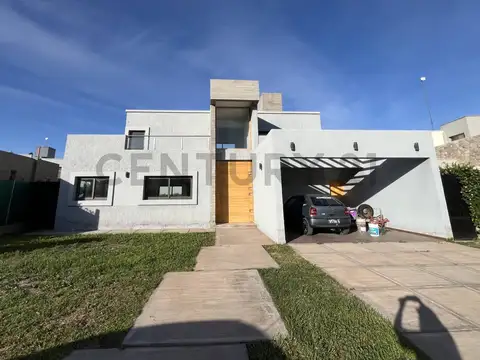 Century 21 López vende casa ubicada en barrio privado “Cortaderas 2” en calle Severo del Castillo, G