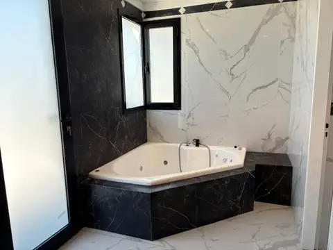 Casa en Alquiler con 4 cocheras