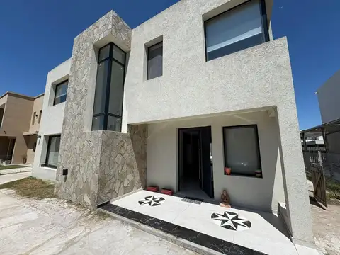 Casa 6 ambientes con 4 baños