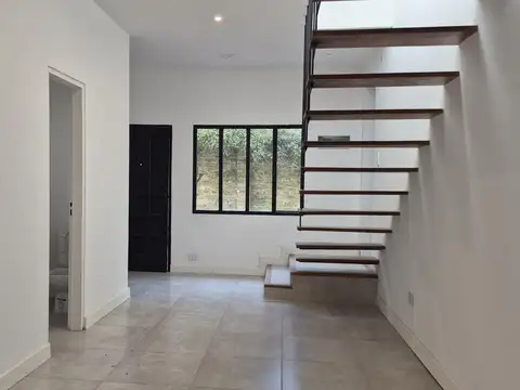 PH al fondo reciclado con jardín en venta en Martínez