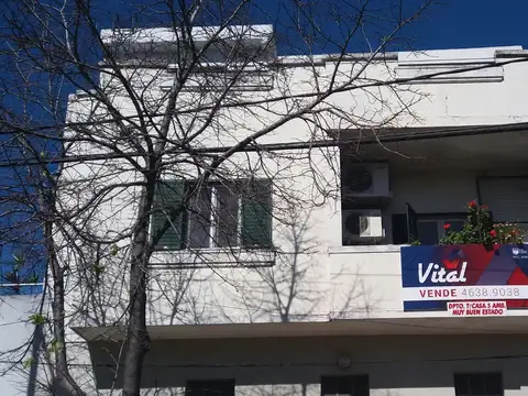 Amplio Depto tipo casa en primer piso con balcón y terraza. Muy buen estado.