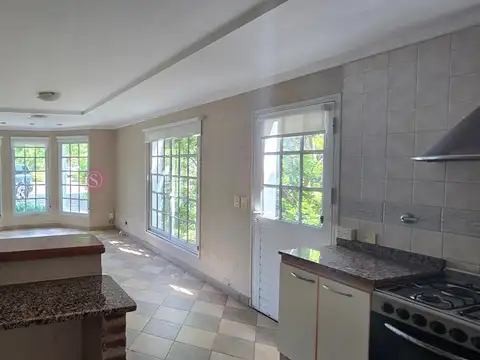 Casa en Alquiler con 1 cochera