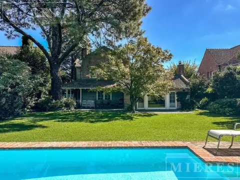 Casa clásica desarrollada en dos plantas, en muy buen estado. Ubicada en San Isidro Chico en venta.