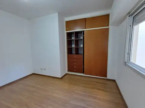 Departamento 2 ambientes en alquiler. 7mo piso contrafrente. Excelente ubicacion. Posesion inmediata