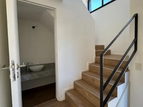 Casa en Alquiler con 2 cocheras