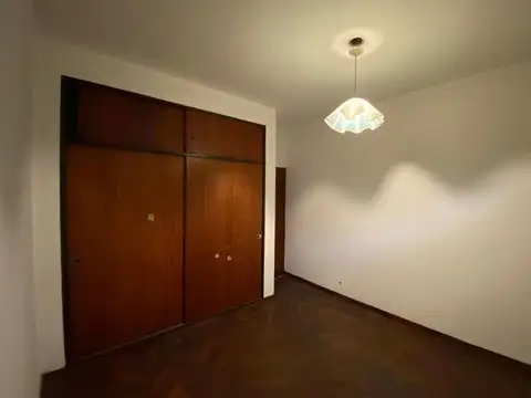 CASA EN DOS PLANTAS CON COCHERA Y LOCAL COMERCIAL