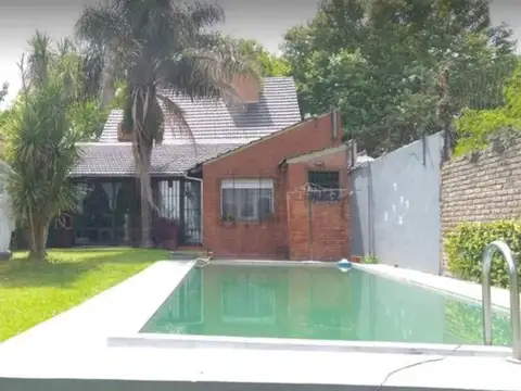 Chalet con 4 Dormitorios, patio con Pileta y 2 Quinchos