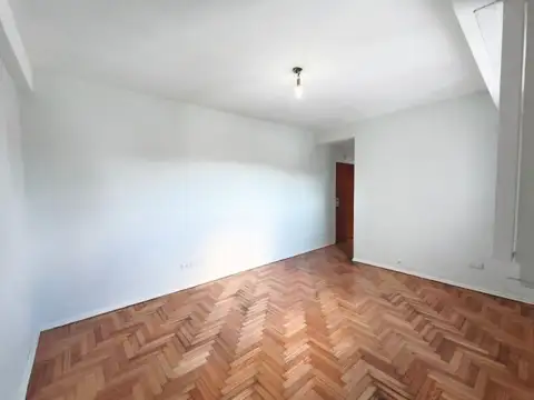 Departamento en Alquiler de 2 Ambientes con Patio en Villa General Mitre