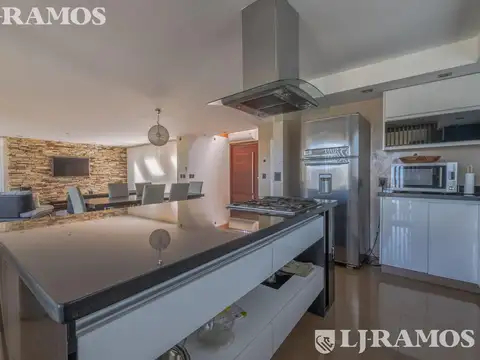 Casa en Venta con 4 cocheras