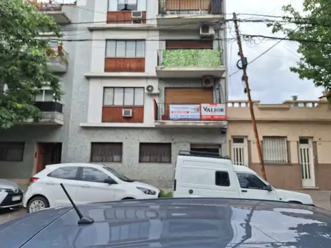 4 AMBIENTES AL FRENTE LUMINOSOS CON BALCÓN AMPLIIA UNIDAD BAÑO Y TOILLETE COCINA Y LAV. INDEP.