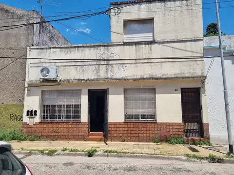 PH 3 ambientes y medio, al frente a 200 metros de Hipólito Irigoyen.