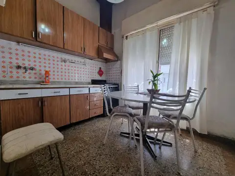 PH 3 ambientes y medio, al frente a 200 metros de Hipólito Irigoyen.