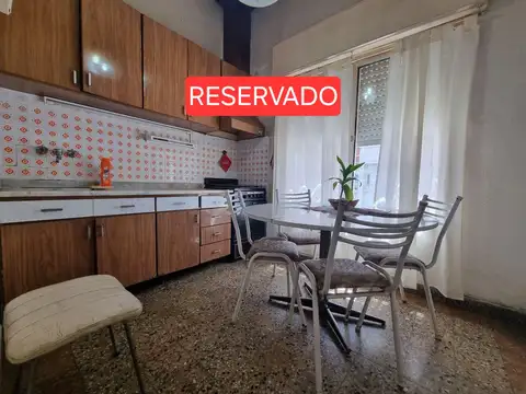 PH 3 ambientes y medio, al frente a 200 metros de Hipólito Irigoyen.