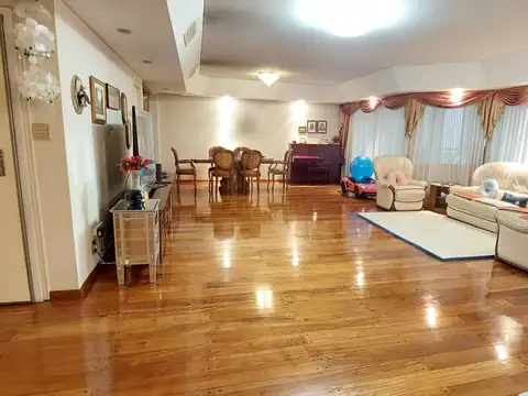 PISO EN VENTA DE 5 AMBIENTES, CON DEPENDENCIA, 2 COCHERAS, SUM Y PISINA EN FLORES