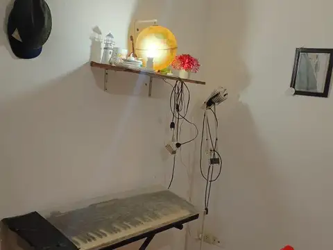 2 ambientes en 1º piso por escalera, cocina abierta!