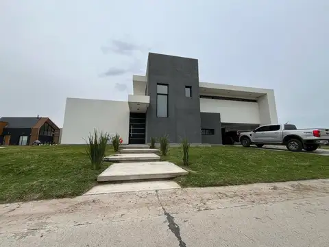 Casa 4 ambientes con 3 baños